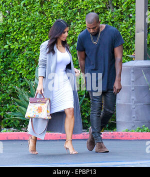 Kanye West e Kim Kardashian, chi è in possesso di un originale borsa Hermes dipinta da loro figlia nord, in testa al Kardashians' ufficio a Los Angeles con: Kanye West, Kim Kardashian dove: Los Angeles, California, Stati Uniti quando: 10 Nov 2014 Credit: WENN.com Foto Stock