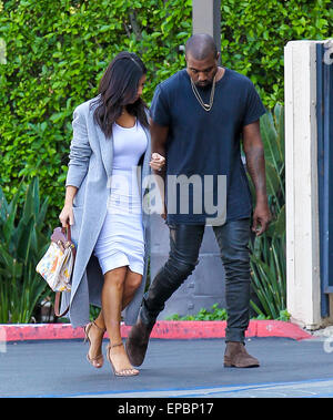 Kanye West e Kim Kardashian, chi è in possesso di un originale borsa Hermes dipinta da loro figlia nord, in testa al Kardashians' ufficio a Los Angeles con: Kanye West, Kim Kardashian dove: Los Angeles, California, Stati Uniti quando: 10 Nov 2014 Credit: WENN.com Foto Stock