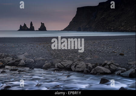 Il troll islandese o Reynisdrangar (mare di basalto pile) in Vik (vik mi myrdal), a sud dell'Islanda Foto Stock