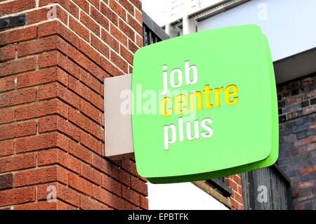 NOTTINGHAM, Regno Unito - 1 Aprile 2015: dettaglio del Job Center il segno più in Nottingham East Midlands, Inghilterra. Foto Stock