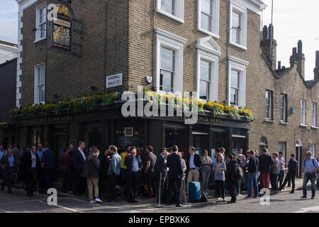 Venerdì sera i bevitori possono godere di condizioni climatiche favorevoli al di fuori Il Kings Arms su Roupell Street, Waterloo, Londra del sud. Foto Stock