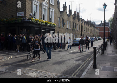 Venerdì sera i bevitori possono godere di condizioni climatiche favorevoli al di fuori Il Kings Arms su Roupell Street, Waterloo, Londra del sud. Foto Stock