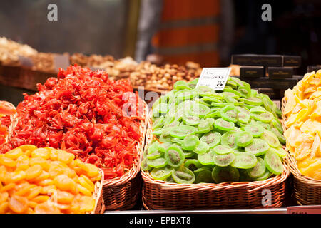 Frutta secca e caramelle esposti nel mercato Foto Stock