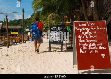 Tui sulla spiaggia di Koh Rong isola; Sihanoukville, Cambogia Foto Stock