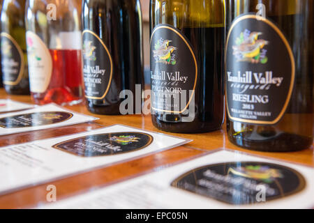 Valle Yamhill vigneti le bottiglie di vino sono schierate per una degustazione nella loro sala di degustazione vicino a McMinnville, Oregon. Foto Stock