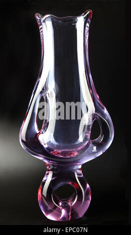 Viola vaso di vetro isolato su sfondo nero. Foto Stock
