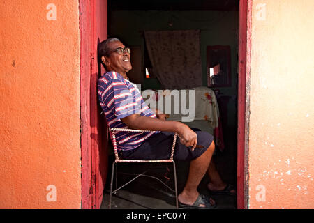 Luis Colón si gode la sua pensione di giorni. Foto Stock