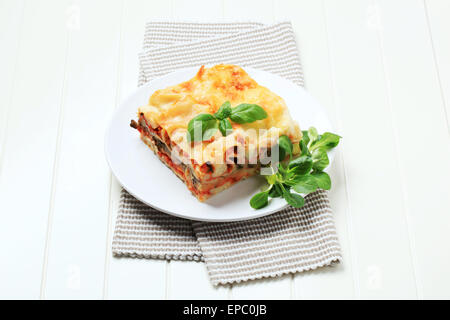 Porzione di lasagne su una piastra Foto Stock