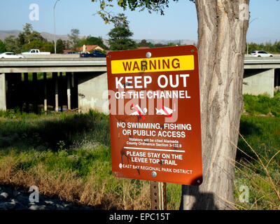 Segnale di avviso, Alameda Creek Trail regionale, Union City, CA USA Foto Stock