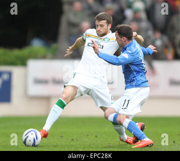 Perth, Scozia. 15 Maggio, 2015. Premiership scozzese. St Johnstone versus celtico. Adam Matthews prende la palla lontano da Danny Swanson Credito: Azione Sport Plus/Alamy Live News Foto Stock