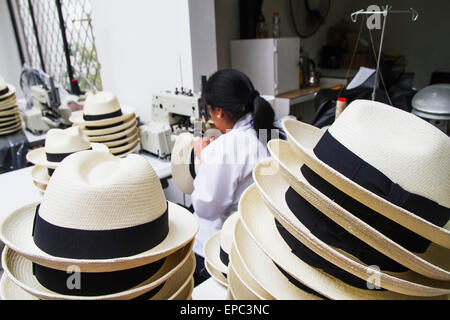 Donna cucire il nero sull orlo di un cappello di Panama a Homero Ortega Panama Hat Factory, Cuenca, Azuay, Ecuador Foto Stock