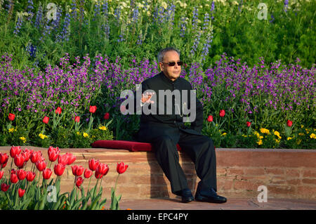 Presidente indiano, Pranab Mukherjee seduti vicino ai tulipani nei Giardini Mughal in occasione di inaugurare per visualizzazione pubblica Foto Stock