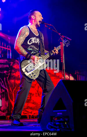 Madison, Wisconsin, Stati Uniti d'America. Il 10 maggio, 2015. Musicista MICHAEL POULSEN di Volbeat suona dal vivo durante la WJJO Mayday Maylay a Alliant Energy Center a Madison, Wisconsin © Daniel DeSlover/ZUMA filo/Alamy Live News Foto Stock