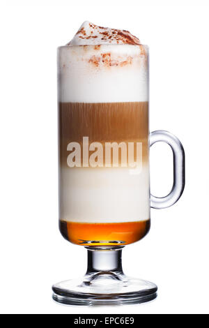 Bicchiere di cocktail di caffè con cappuccino,cacao e sciroppo di caramelle mou Foto Stock