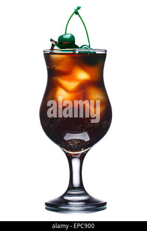 Cocktail alcolico con cola in vetro di uragano decorate con ciliegie verdi. Fresche, aspetto pulito. Foto Stock