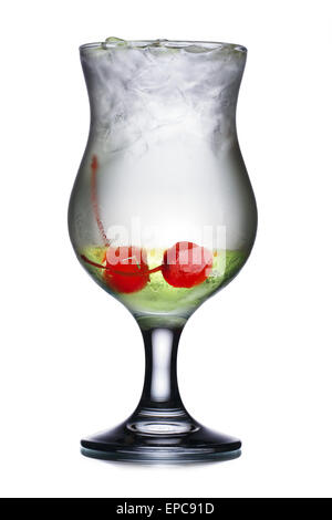 Cocktail alcolico uragano in vetro con ciliege rosse. Fresche, aspetto pulito. Foto Stock