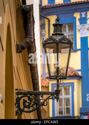 Vecchia strada elegante lanterna nella Città Vecchia di Praga, Repubblica Ceca Foto Stock