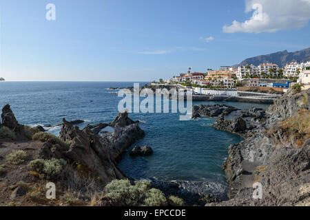 Vista della costa di Tenerife dal cluster di rocce nella piccola baia in quartiere residenziale all'angolo di Gonzalez, Sirena e P Foto Stock