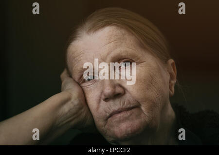 Senior donna che guarda la telecamera con sguardo triste shalow DOF Foto Stock