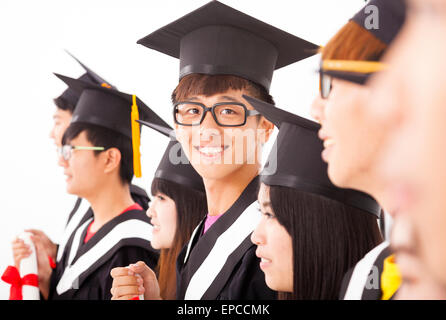 Asian collegio maschile si è laureato alla graduazione con compagni di classe Foto Stock