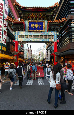 Ingresso principale a Yokohama Chinatown area conosciuta per il suo mercato locale che offre una vasta gamma di merci. Foto Stock