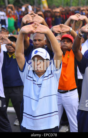 Colombo, Sri Lanka. 16 Maggio, 2015. Il Presidente dello Sri Lanka Maithripala Sirisena (anteriore) assiste la cerimonia di apertura della maratona "Carburante l'esecuzione' in Piazza Indipendenza in Colombo, Sri Lanka, 16 maggio 2015. La maratona è organizzata dal Ministero di potenza ed energia il sabato con il presidente dello Sri Lanka Maithripala Sirisena come il chief valutazione dell'evento. Credito: Gayan Sameera/Xinhua/Alamy Live News Foto Stock