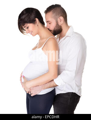 Felice bello ragazzo con dolcezza di baciare la sua bella moglie incinta collo, isolati su sfondo bianco, il concetto di amore Foto Stock