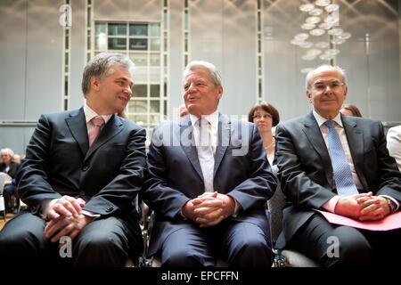 Vassilios Skouris (R), il presidente della Corte di giustizia europea (CGE), Presidente tedesco Joachim Gauck e Ludwig Theodor Heuss, presidente della Theodor Heuss foundation, partecipare alla cerimonia di premiazione per il Theodor Heuss Prize a Stoccarda, Germania, 16 maggio 2015. La Corte di giustizia delle Comunità europee (CGCE) è stato onorato il 16 maggio 2015 con il prestigioso Theodor Heuss prize dalla omonima fondazione per il suo contributo alla democrazia e il suo ruolo nel rafforzare i diritti fondamentali dei cittadini dell'UE. La Corte di giustizia europea Presidente Vassilios Skouris ha accettato il premio di Stoccarda con il Presidente tedesco Joachim Gauck anche Foto Stock