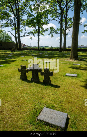 La Prima Guerra Mondiale Langemark cimitero militare tedesco a West Flaaderen in Belgio Foto Stock