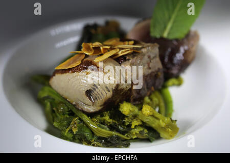 Bistecca di tonno con verdure verdi servita in Puglia, Italia. Foto Stock