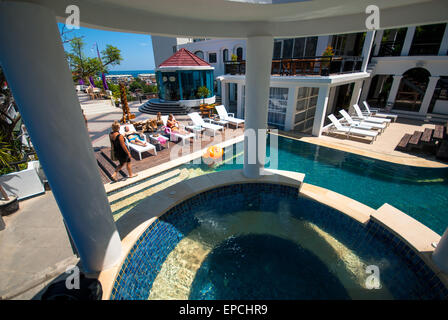 Lucertole da mare presso la piscina in hotel a manado sulawesi indonesia Foto Stock