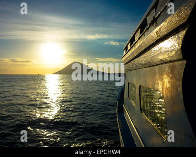 Tramonto e silhouette di Vulcano manado tua a Sulawesi, Indonesia Foto Stock