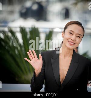(150516) -- CANNES, 16 maggio 2015 (Xinhua) -- Sud attrice coreana Jeon Do-Yeon pone in un photocall per il film "La sfrontata' alla 68a Cannes Film Festival di Cannes, nel sud della Francia, il 16 maggio 2015. (Xinhua/Chen Xiaowei) Foto Stock
