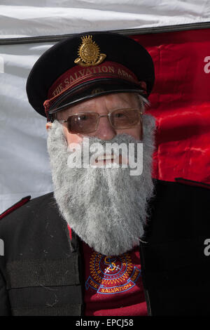 Southport, Merseyside Regno Unito, 16 maggio, 2015. Signor Groom celebrando 150 anni dell'Esercito della Salvezza. Il 2015 segna il centocinquantesimo anniversario dell'Esercito della Salvezza. Il movimento è stato iniziato da pionieri William e Catherine Booth nell'East End di Londra nel 1865. L'Esercito della Salvezza Southport corps invitati Salvationists e altri nella raccolta di fondi, con una serie di eventi in centro città tra cui ammassato cori e marzo. Foto Stock