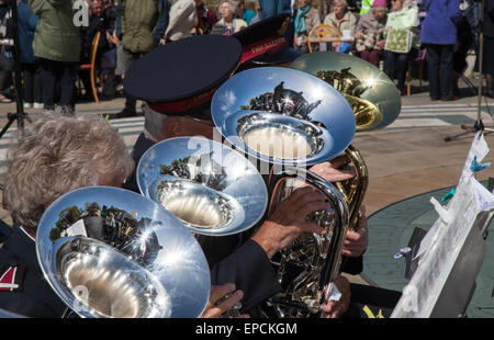 Southport, Merseyside Regno Unito, 16 maggio, 2015. 150 anni dell'Esercito della Salvezza. Il 2015 segna il centocinquantesimo anniversario dell'Esercito della Salvezza. Il movimento è stato iniziato da pionieri William e Catherine Booth nell'East End di Londra nel 1865. L'Esercito della Salvezza Southport corps invitati Salvationists e altri nella raccolta di fondi, con una serie di eventi in centro città tra cui ammassato cori e marzo. Credito: Mar fotografico/Alamy Live News Foto Stock