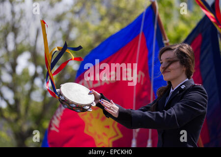 Southport, Merseyside Regno Unito, 16 maggio, 2015. Abby Davies, 24 celebrando 150 anni dell'Esercito della Salvezza giocando nella Cittadella Band. Il 2015 segna il centocinquantesimo anniversario dell'Esercito della salvezza il cui movimento è stato iniziato da pionieri William e Catherine Booth nell'East End di Londra nel 1865. L'Esercito della Salvezza Southport corps invitati Salvationists e altri nella raccolta di fondi, con una serie di eventi in centro città giardini e compresi ammassato cori e a marzo. Credito: Mar fotografico/Alamy Live News Foto Stock