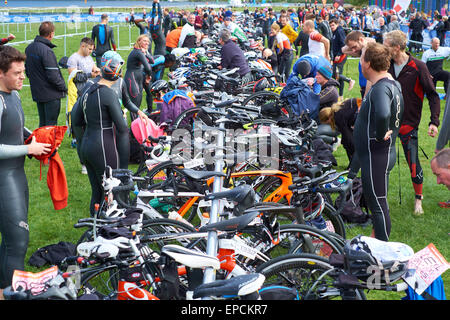 Llanberis, Gwynedd, Wales, Regno Unito. 16 Maggio, 2015. I concorrenti la preparazione per il triathlon sulle rive del Llyn Padarn Llanberis Credit: Robert Eames/Alamy Live News Foto Stock