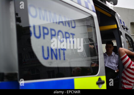 Gibilterra - 16 Maggio 2015 - Il Royal Gibilterra la polizia ha lanciato oggi un nuovo initiatve che vedrà apolice unità mobile presente a Casemates durante il fine settimana. L'iniziativa sarà solo ultimo whislt una nuova sub polivce stazione è completata dopo la ristrutturazione della stazione centrale di polizia. Credito: Stephen Ignacio/Alamy Live News Foto Stock