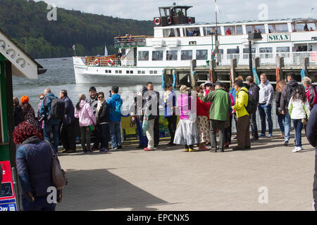 Lago di Windermere Cumbria XVI Maggio 2015 UK Meteo freddo giorno di vento sul lago di Windermere per crociere sul lago di Windermere .il sistema di cottura a vapore il cigno (costruito 1938) a Bowness sul lago Wimdermere(Allenatore Nazionale Tourism Awards 2015 'Fiume e la navigazione operatore crocieristico ' vincitore: Windermere crociere sul lago ) Credito: Gordon Shoosmith/Alamy Live News Foto Stock