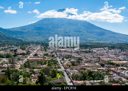 Vista aerea di Antigua Guatemala con Volcan de Agua in distanza. Foto Stock