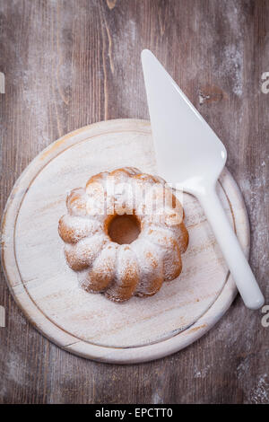 In casa Marmo torta sul tavolo di legno Foto Stock