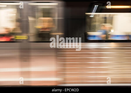 Movimento del treno nella stazione della metropolitana Foto Stock