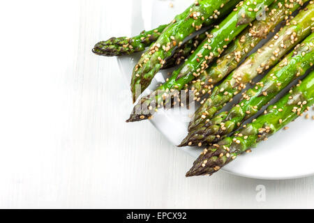 Vetrata asparagi verdi con semi di sesamo Foto Stock