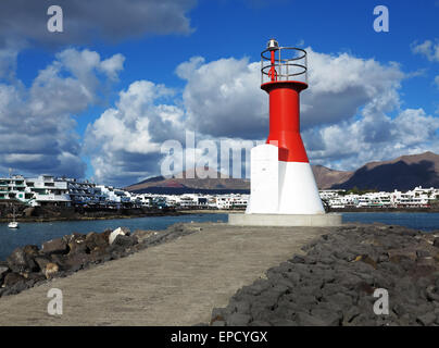 Colorati (colorato) Nuovo faro: un faro a Playa Blanca Harbour Foto Stock