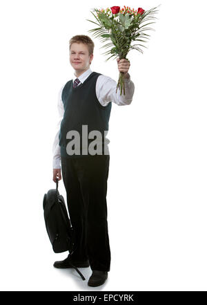 Il pupillo del senior in classi di una scuola uniforme con un bouquet di fiori. Foto Stock