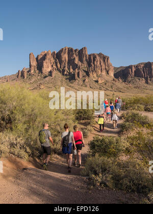 Escursione al tramonto verso la superstizione Mountain, Tesoro Loop Trail, Lost Dutchman State Park, Apache Junction, Arizona. Foto Stock