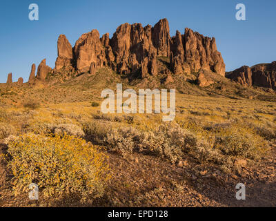 La superstizione la montagna da Giacobbe Sentiero di taglio trasversale, Lost Dutchman State Park, Apache Junction, Arizona. Foto Stock