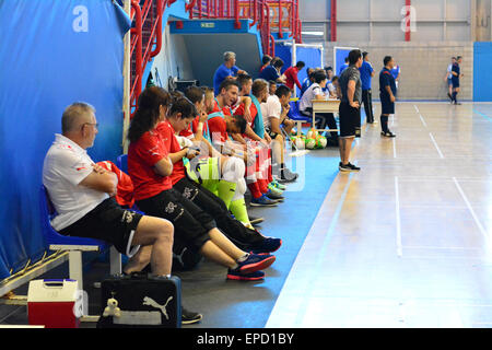 Gibilterra. 16 Maggio, 2015. Il team svizzero del banco. La Gibilterra futsal squadra nazionale svizzera battimento 2-0 al terzo centenario Sports Hall Gibilterra in un futsal internazionale amichevoli internazionali . Credito: Stephen Ignacio/Alamy Live News Foto Stock