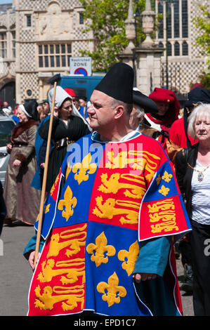 King's Lynn, Regno Unito. 16 maggio 2015. Sfilata di oltre 50 persone in abito medievale attraverso le strade di King's Lynn nel Norfolk, come parte di un programma annuale di eventi nel corso del XVI e XVII può celebrare la città storica di collegamento con la Lega Anseatica. Foto Stock