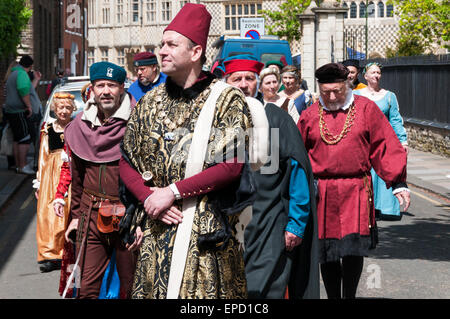 King's Lynn, Regno Unito. 16 maggio 2015. Sfilata di oltre 50 persone in abito medievale attraverso le strade di King's Lynn nel Norfolk, come parte di un programma annuale di eventi nel corso del XVI e XVII può celebrare la città storica di collegamento con la Lega Anseatica. Foto Stock